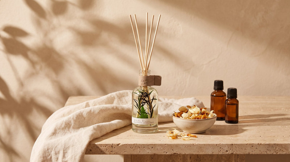 Essentia Botanic difuzor z eteričnimi olji na mizi
