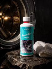 Essentia Clean pred bobnom pralnega stroja — uredniška fotografija