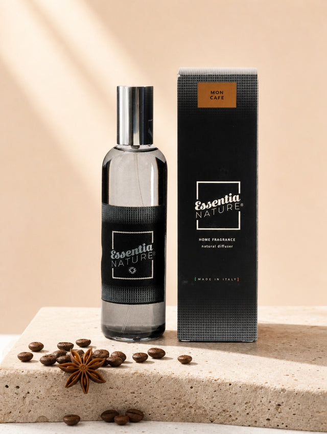 Razpršilo za prostor Mon Cafe Essentia Nature na travertinu s kavnimi zrni